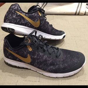 Woman’s Nike flex size 10